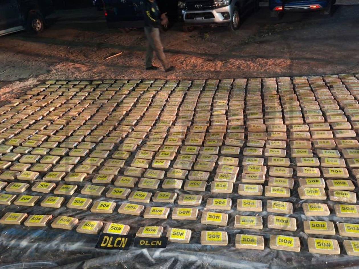 Las autoridades suponen que el polvo blanco en cada paquete decomisado está revuelto con clorhidrato de cocaína y levamisol.