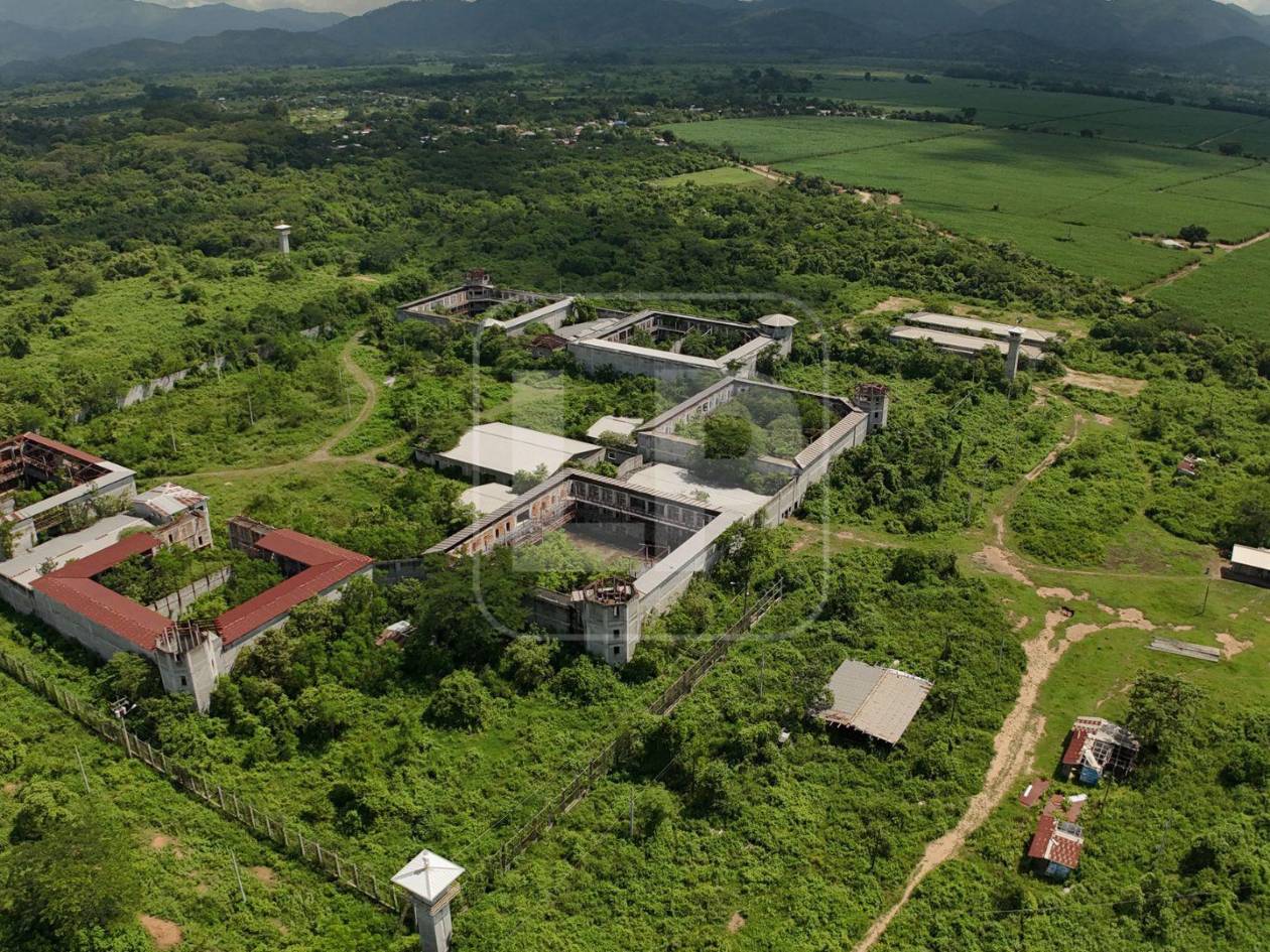 Del proyecto carcelario de Naco se levantaron seis módulos (unos terminados y otros a medio construir), cinco torreones de vigilancia, una aduana de control y acceso y dos edificios para los dormitorios de los custodios penitenciarios.