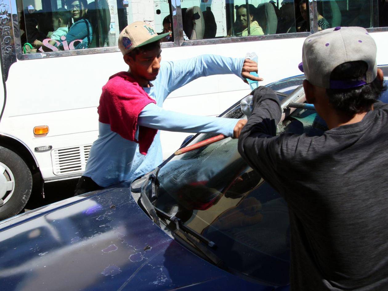 Harold comparte largas jornadas de trabajo como limpiaparabrisas con Bryan, un migrante guatemalteco que se ha convertido en su compañero inseparable.