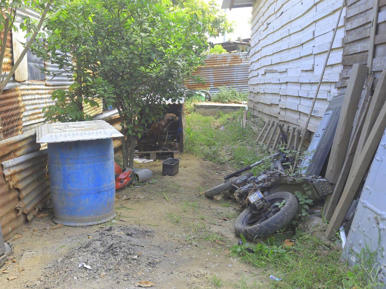En estos barriles, varias familias guardan gran parte del agua que reciben para conservarla cuando no haya suministro.