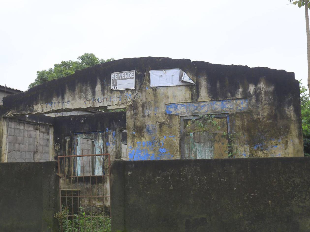 Esta es una de las muchas casas que sus propietarios han abandonado con el paso del tiempo y que actualmente están en venta.
