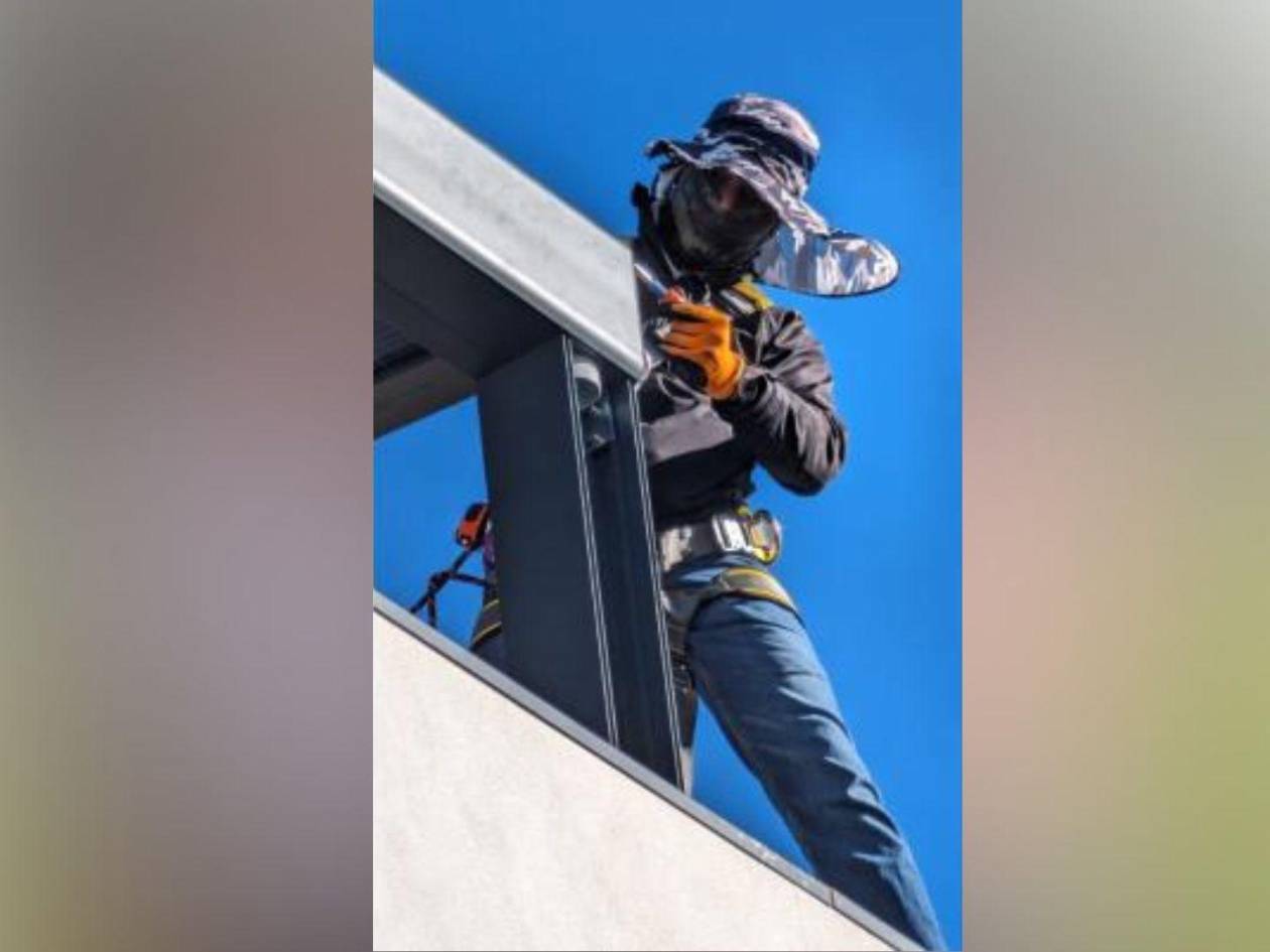 Saúl durante una jornada de instalación solar en España, cuando aún trabajaba como operario en el sector fotovoltaico.