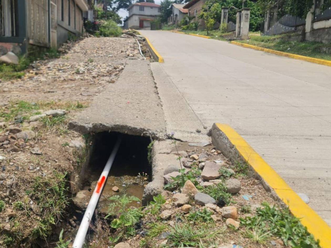 La falta de cunetas o bien construidas constituye una de las principales deficiencias de estos proyectos.