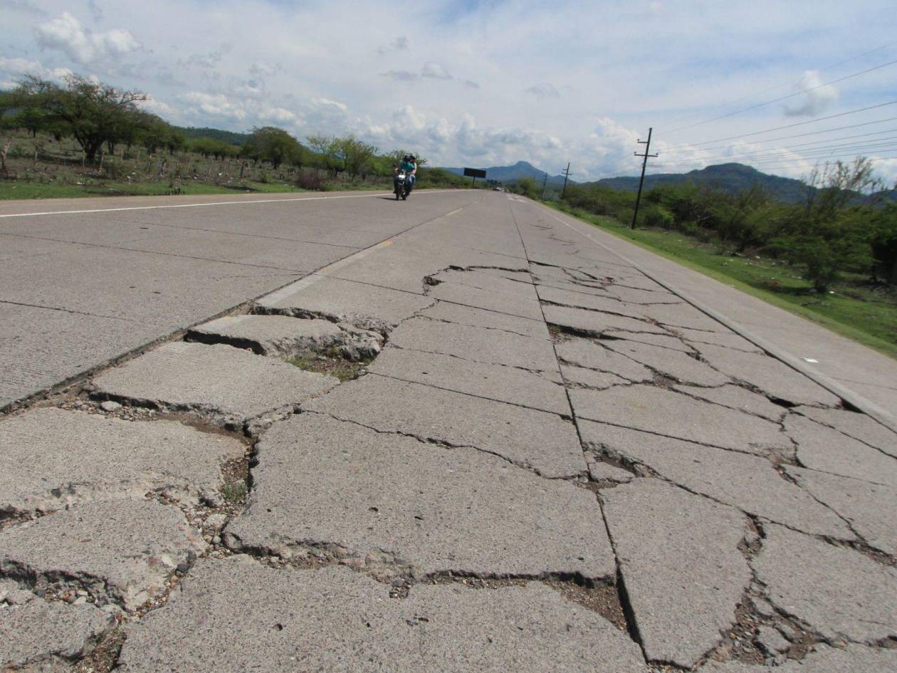 Se debe tener cuidado con las grietas en la carretera al sur, entre Pespire y Jícaro Galán.