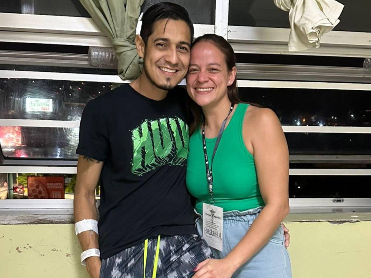 Roger Paredes y Angela en el Hospital Escuela, durante una de sus recaídas; presentó una pérdida de 70 libras en una semana.