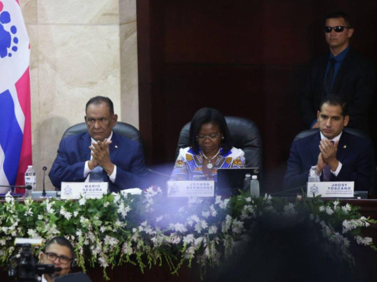 Junta Directiva del Congreso Nacional mientras realizaba la Primera Legislatura este domingo.