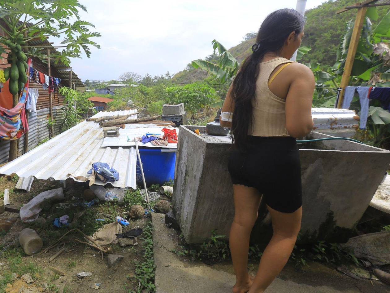 Las casas que están instaladas en zonas rurales y asentamiento informales, tienen principalmemnte pozoso sépticos al no contar con instalación de aguas negras.
