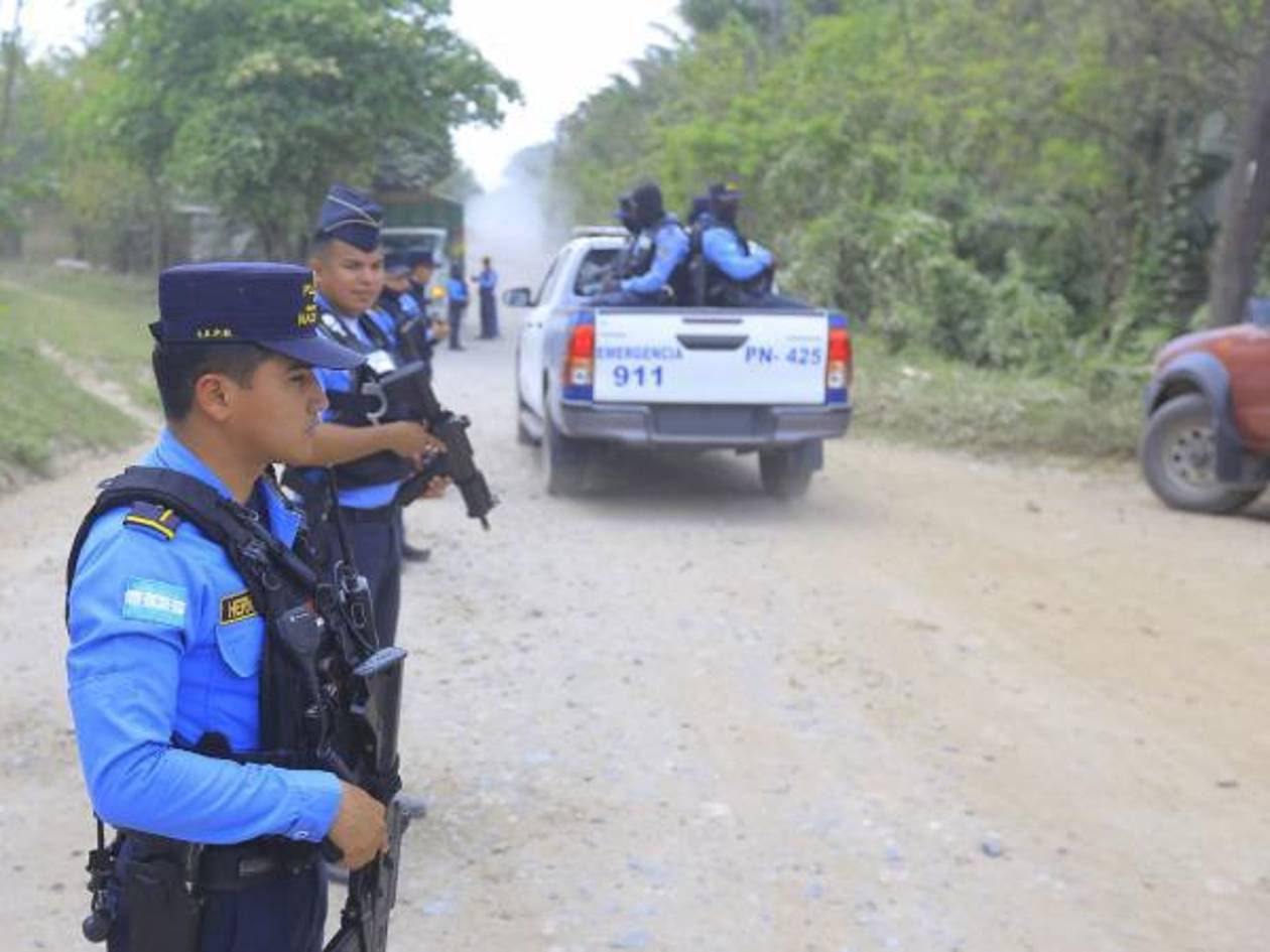 Tras el asesinato de los cuatro jóvenes, la policía realizó el jueves operativos y revisiones en retenes en varias comunidades, pero los pobladores exigen acciones y la captura de los integrantes de las bandas.