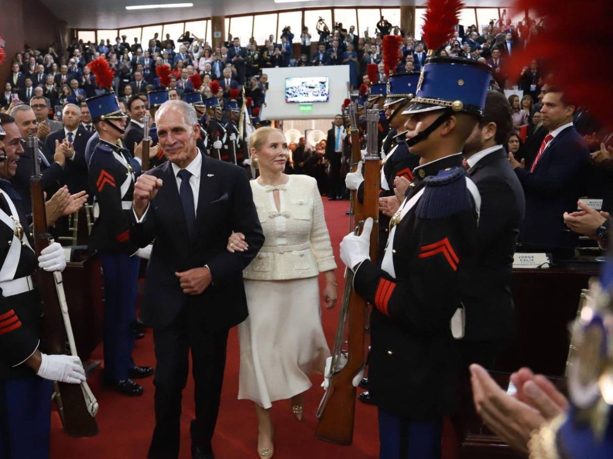 El nuevo presidente de Honduras entrando en compañía de su esposa a la sede legislativa.