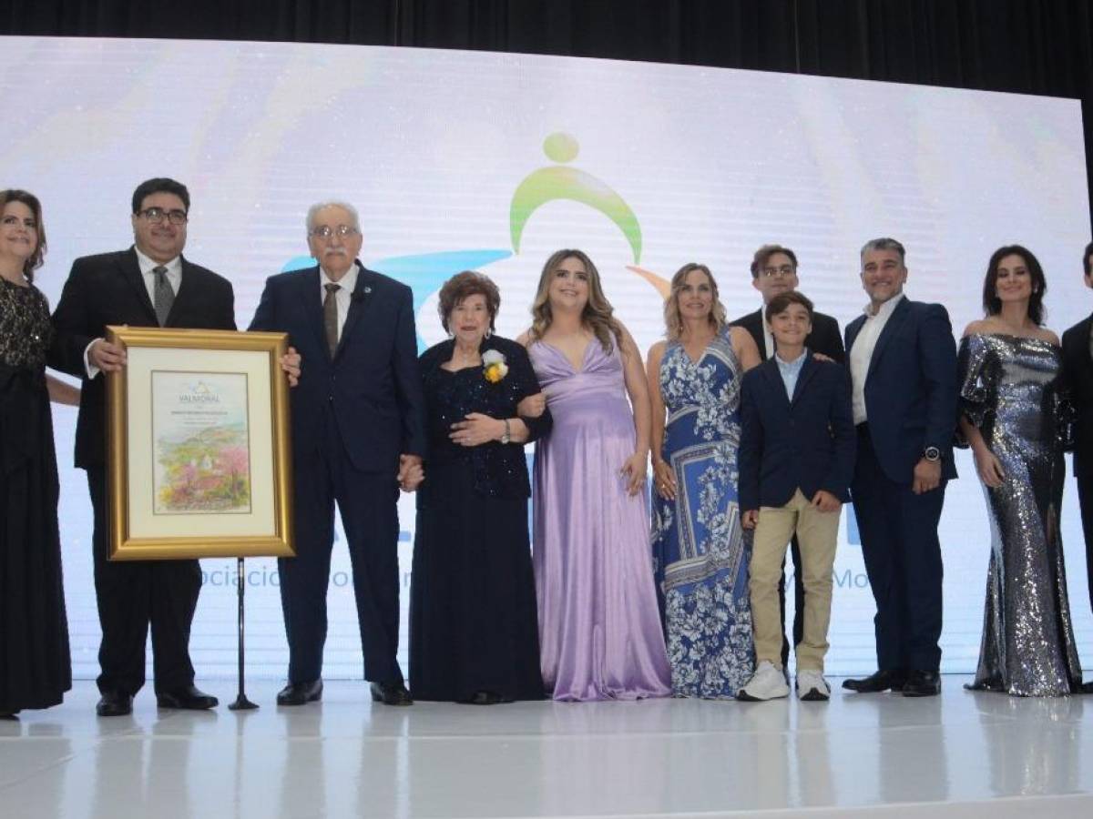 A Marco Raudales se le adjudicó el Premio Valmoral 2022