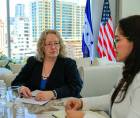 La encargada de Negocios de la Embajada de Estados Unidos en Tegucigalpa, Colleen A. Hoey, junto a la designada presidencial Diana Baleska Herrera durante un encuentro oficial.