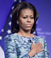 Travesti representa a Michelle Obama en portada de revista