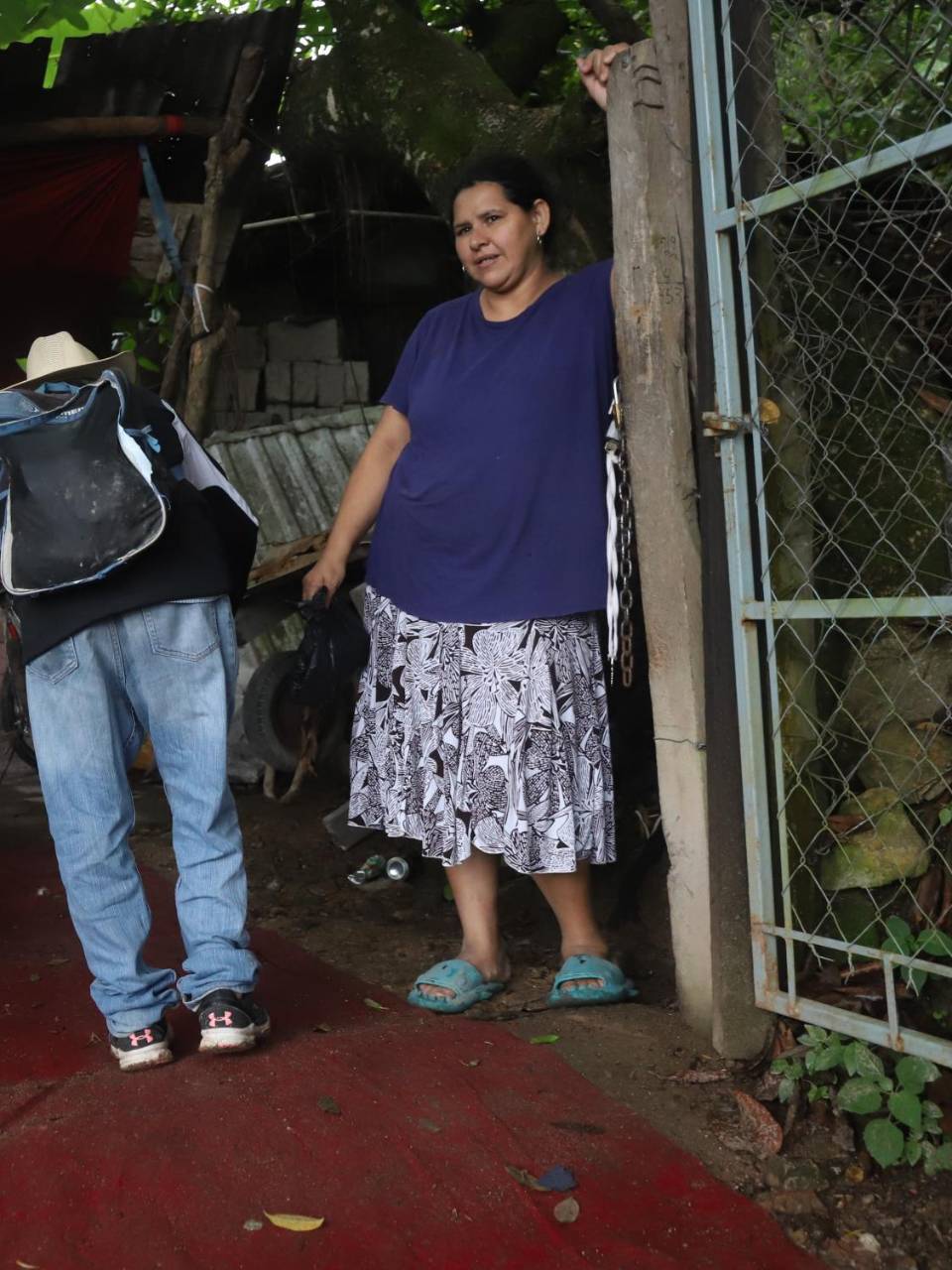 Camina solo, compra pan y masca cigarro: la historia del hondureño de 113 años