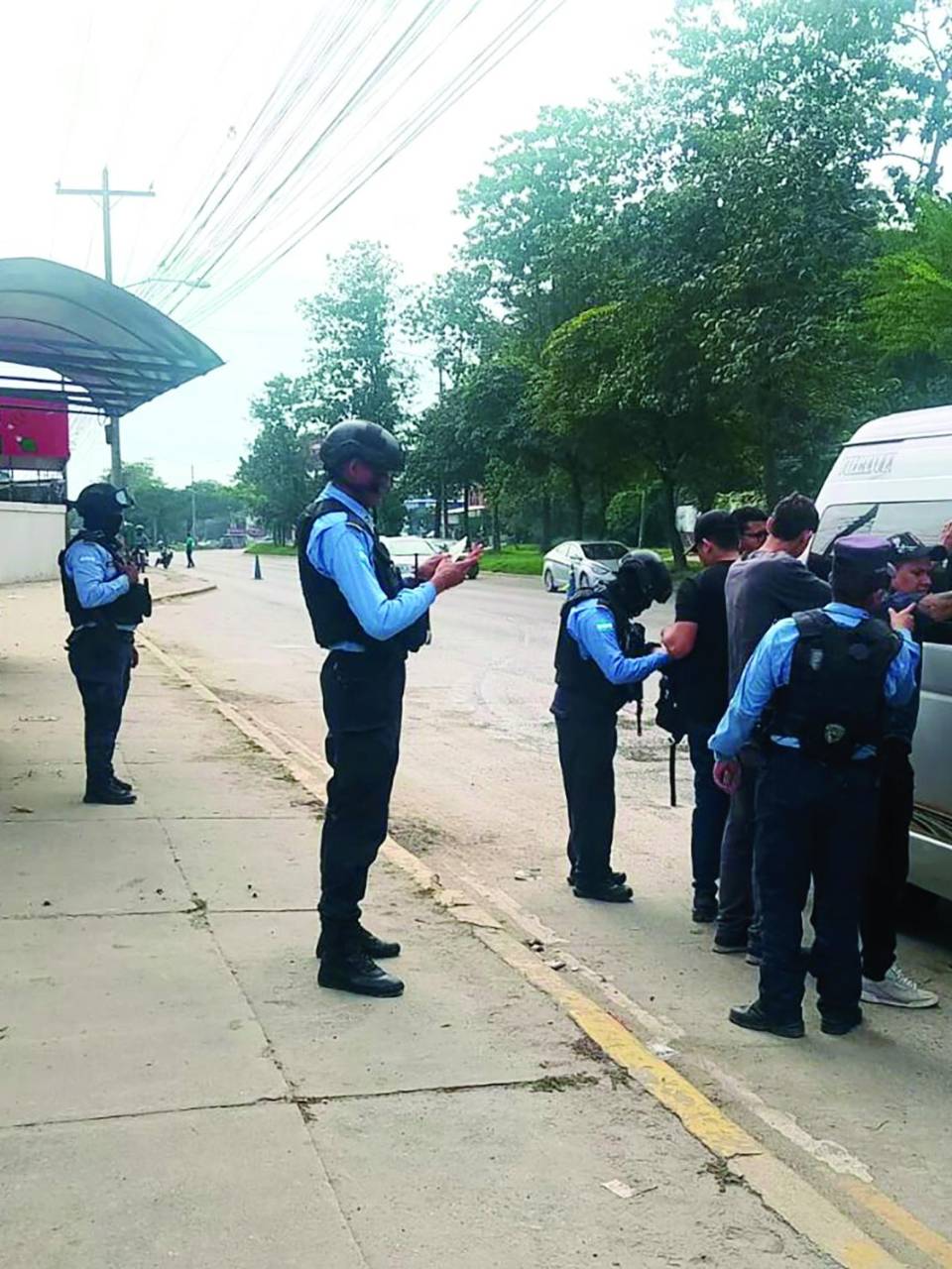 Policías mantienen presencia en paradas de buses para prevenir robos y brindar seguridad