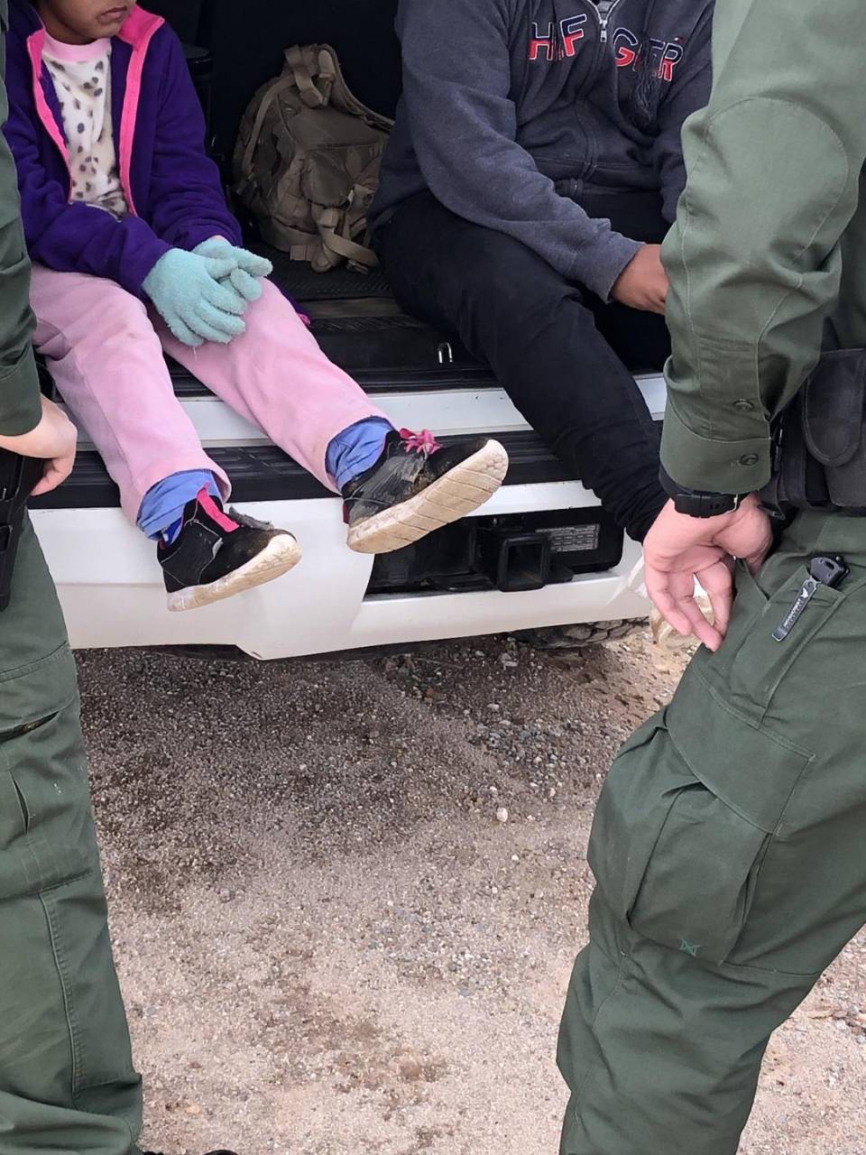 Fotografía de archivo donde aparecen dos agentes de la Patrulla Fronteriza mientras atienden a unos niños en un punto del área conocido como Quitobaquito, en la frontera de Arizona con México (EE.UU.). EFE/Paula Díaz