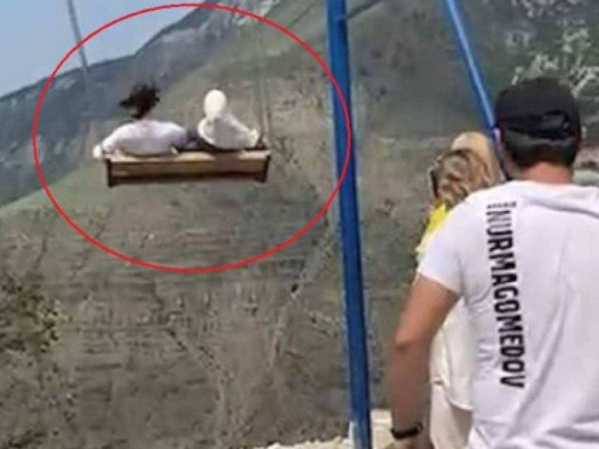Video viral: dos mujeres caen desde un columpio que se balanceaba sobre un precipicio