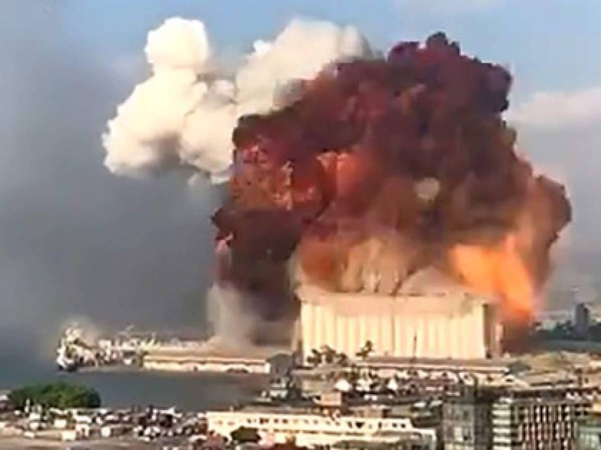 Potente explosión en el puerto de Beirut deja al menos 10 muertos
