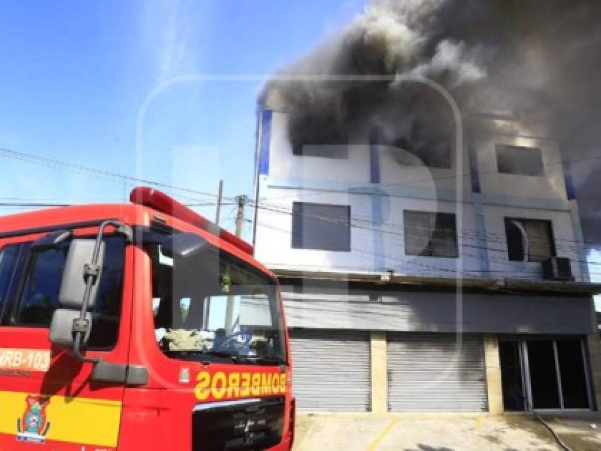 Bomberos combaten incendio en edificio en el barrio Barandillas