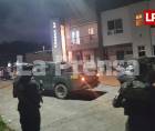 Efectivos de la Policía Militar en las cercanías de la vivienda donde se realiza el operativo.