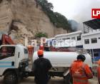 Cuatro personas permanecen desaparecidas tras el derrumbe de un cerro y el incendio en bodegas del anillo periférico. Bomberos mantienen intensa búsqueda.