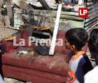 Momentos de profundo dolor e impotencia viven los vecinos y familiares de los seis integrantes de una misma familia que murieron calcinados durante un voraz incendio registrado en horas de la madrugada en los bordos de Esquipulas, en el sector de la aldea El Carmen, San Pedro Sula.