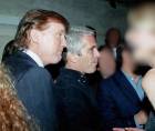 El presidente estadounidense, Donald Trump, voló al menos ocho veces junto al pederasta Jeffrey Epstein en el avión privado de éste en la década de 1990, incluida una ocasión en la que viajó únicamente con él y con una joven de 20 años.