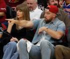 Taylor Swift y Travis Kelce en una foto reciente en un evento deportivo.