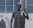 Fotografía muestra la estatua de la diosa Temis, ubicada frente al edificio del Poder Judicial en Tegucigalpa, Honduras.