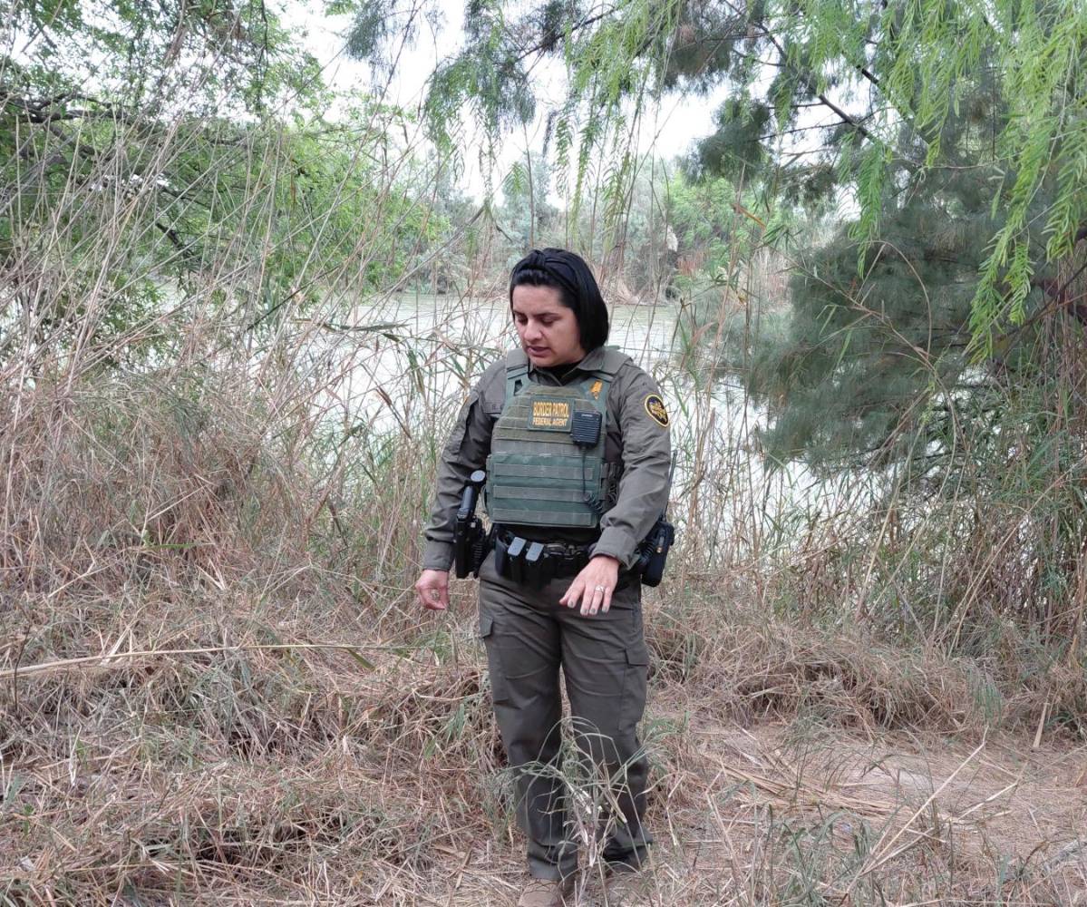 Susana González, especialista de la Oficina de Asuntos Públicos de la Patrulla Fronteriza, muestra el camino que han dejado los migrantes.