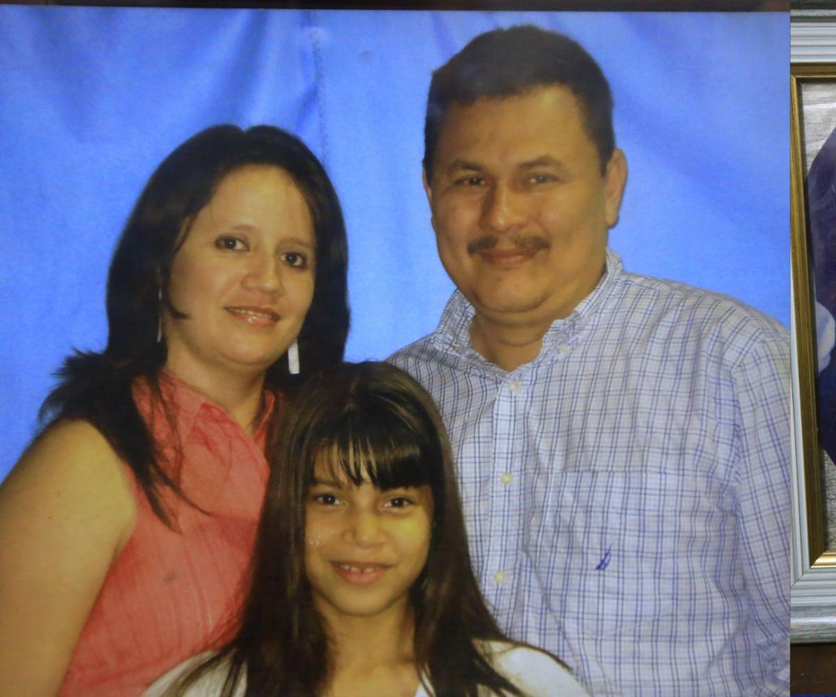 Gustavo y su esposa, en su juventud, aparecen junto a su hija, aún pequeña, en una fotografía que muestra el calor de tiempos pasados. También se conserva una imagen que rememora el día de su boda.