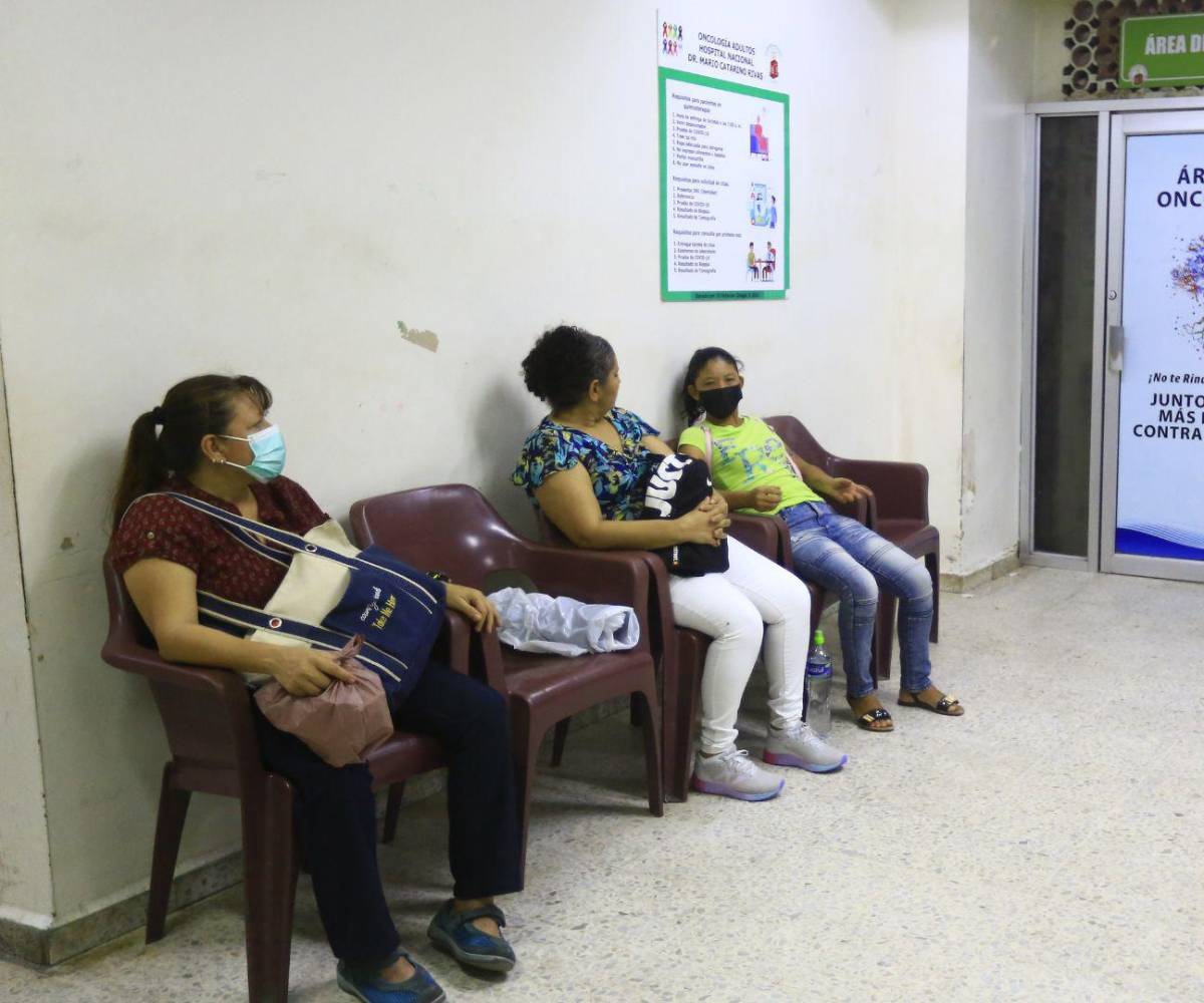 Pacientes esperan en la sala oncológica del hospital Mario Catarino Rivas antes de su consulta con el especialista.