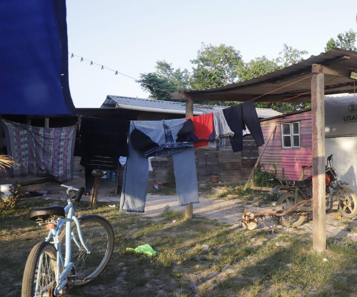 En estas viviendas hay un aislamiento absoluto, donde la noche se prolonga sin energía y las actividades cotidianas se adaptan a la oscuridad.