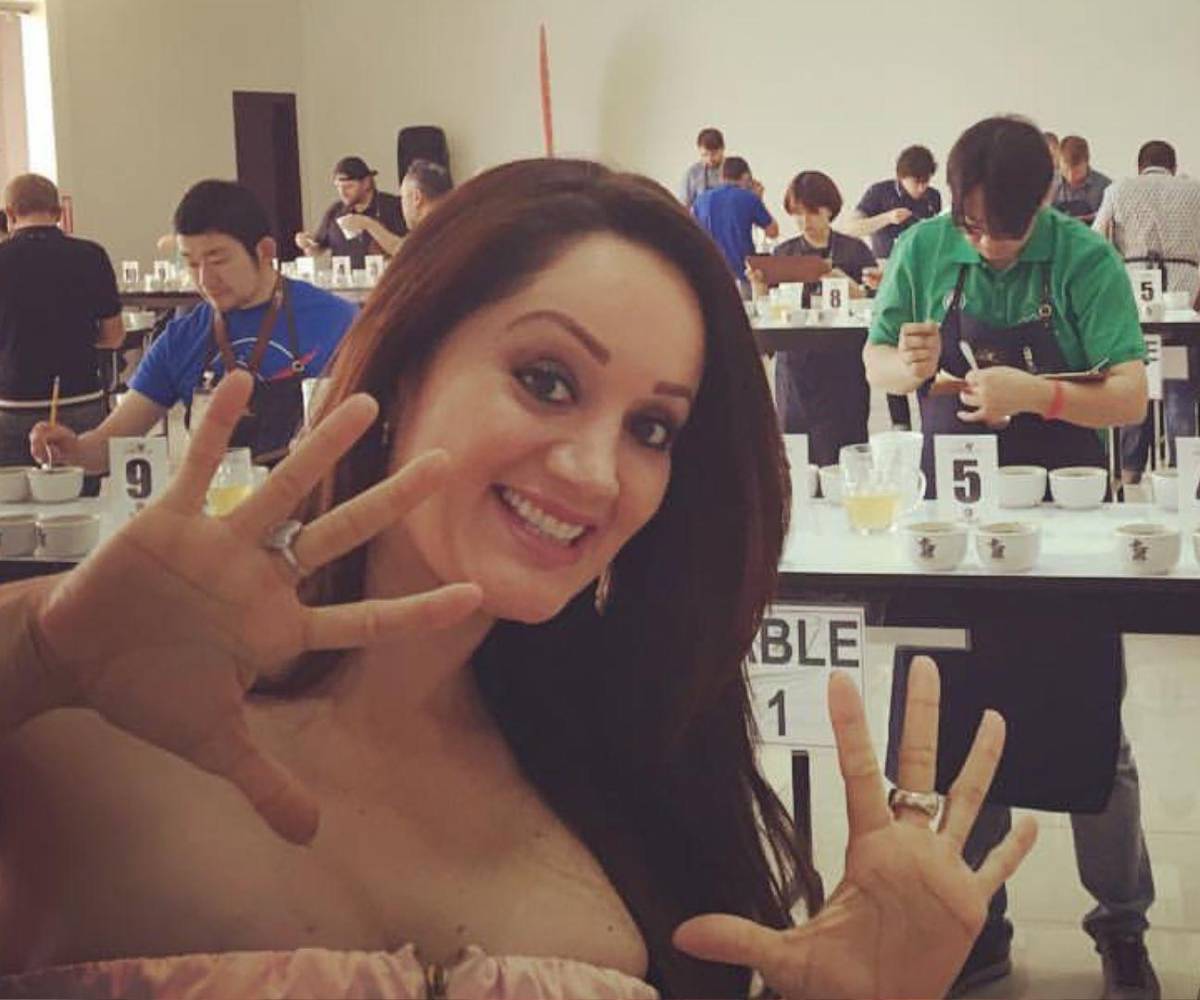 Esta imagen corresponde a un archivo de Kensy en uno de las actividades de café, a lo que solía dedicarse.