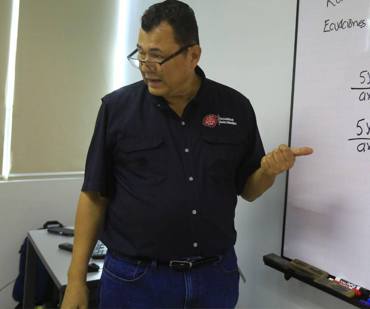 El docente prepara meticulosamente el espacio de enseñanza, conocido por su estilo único y carismático.