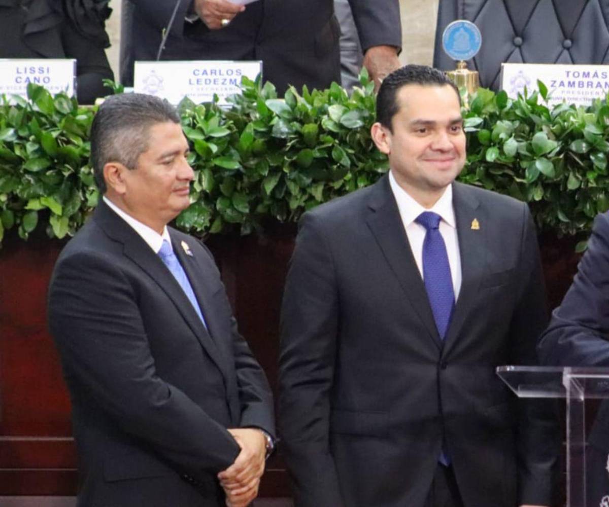 Momento cuando sancionaba los primeros tres decretos, presentados, discutidos y aprobados por los congresistas.