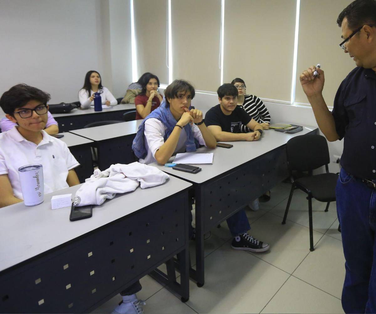 En una imagen grupal, el docente y sus alumnos comparten un ambiente de respeto y aprendizaje.