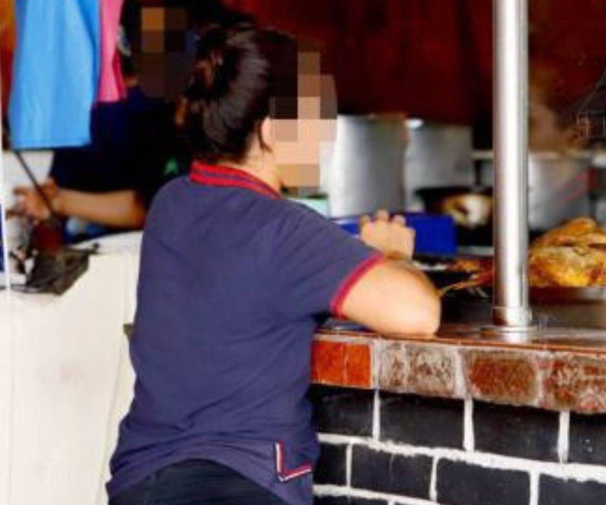 Vendedores de comida tras recibir el pago electrónico en la plaza Típica. LA PRENSA Premium constató que los vendedores no revisan la cuenta bancaria para constatar si la transferencia se concretó.