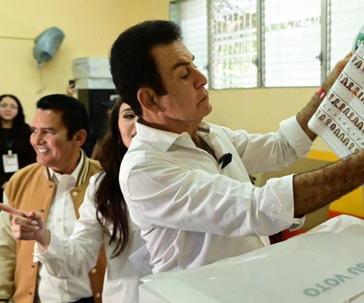 Salvador Nasralla votando durante las recientes elecciones generales celebradas en el país.