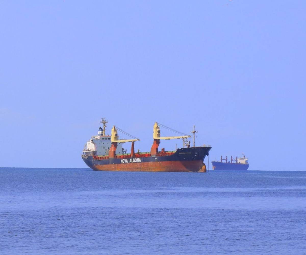 Barcos, también esperando ser cargados o descargados se aglomeran en la bahía de Puerto Cortés.