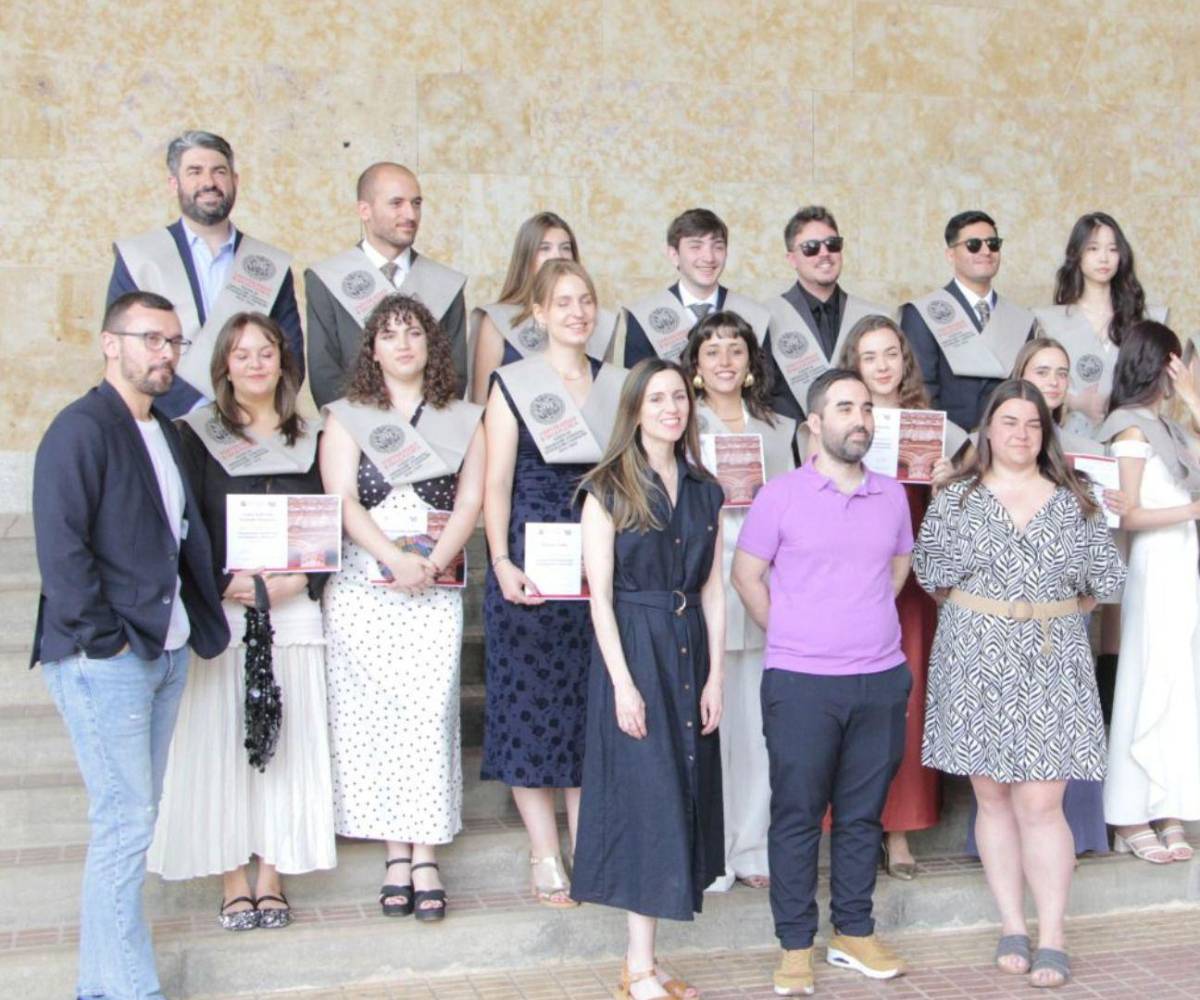 Juntos a varios compañeros celebrando la culminación de sus estudios en España, un logro compartido que simboliza años de esfuerzo, sacrificio y sueños cumplidos.