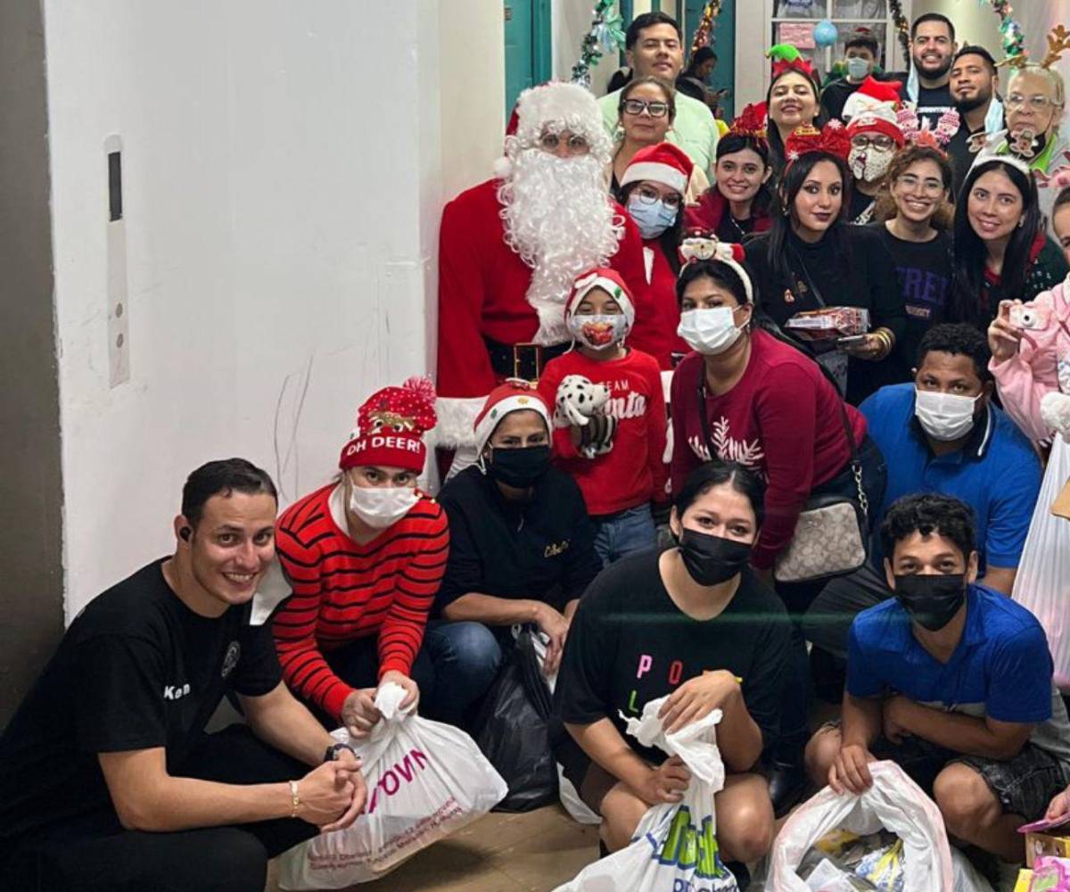 El Santa de los pobres junto a su equipo de voluntarios llevando esperanza a los más necesitados.