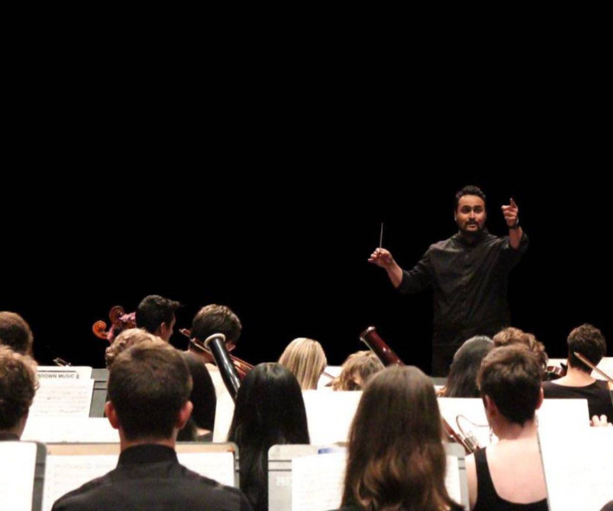 Dirigiendo durante una orquesta de estudiantes de la universidad de Washington, Estados Unidos.