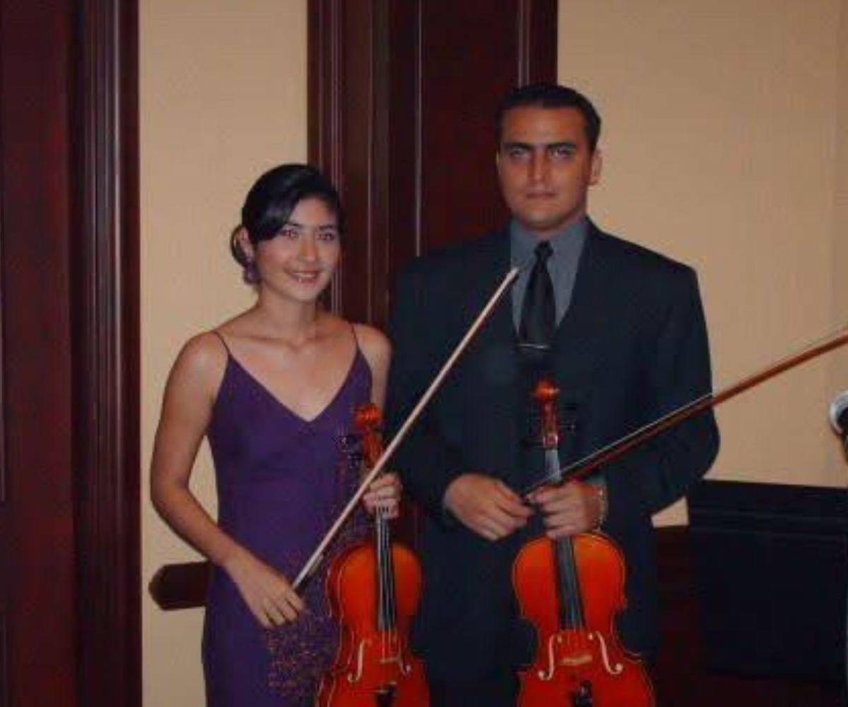 Él y su esposa Jenny Ramos tocando en un evento en San Pedro Sula.