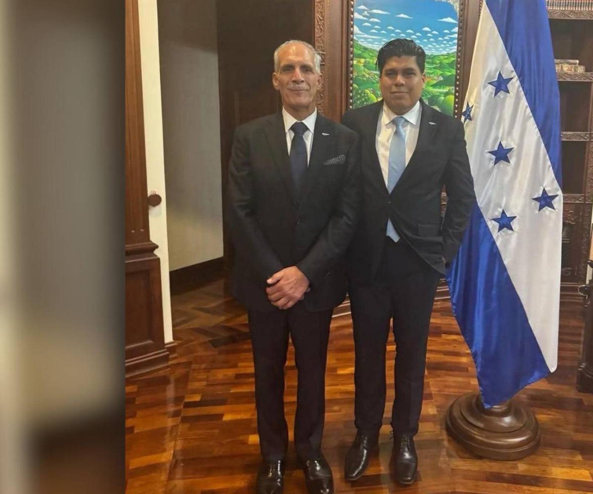 Roberto Lagos junto a Nasry Asfura, tras ser juramentado como presidente del BCH.