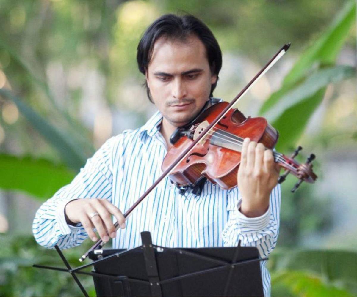 Su recorrido en la música data desde que era un niño, cuando formaba parte de la banda de guerra de su escuela.