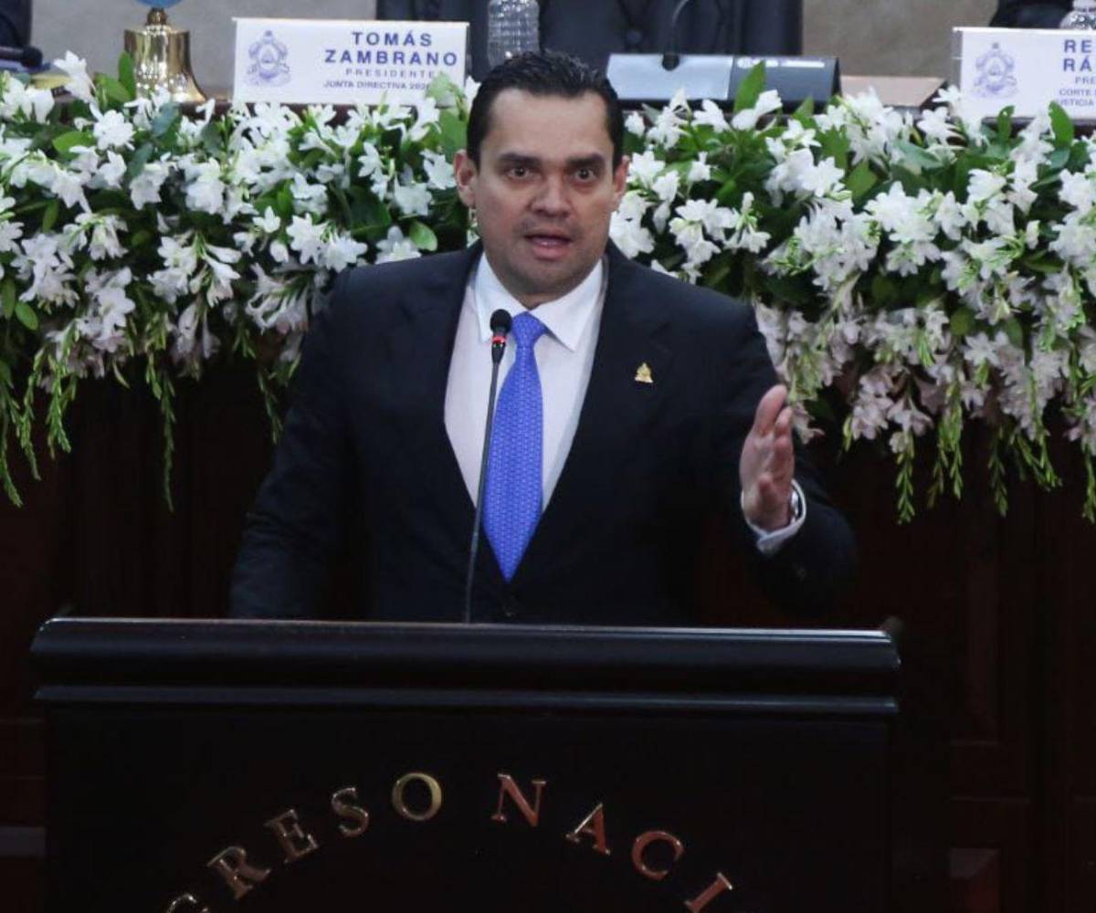 Tomás Zambrano, presidente del Congreso, dando su discurso ante las bancadas políticas e hizo un llamado a establercer leyes en favor de país.