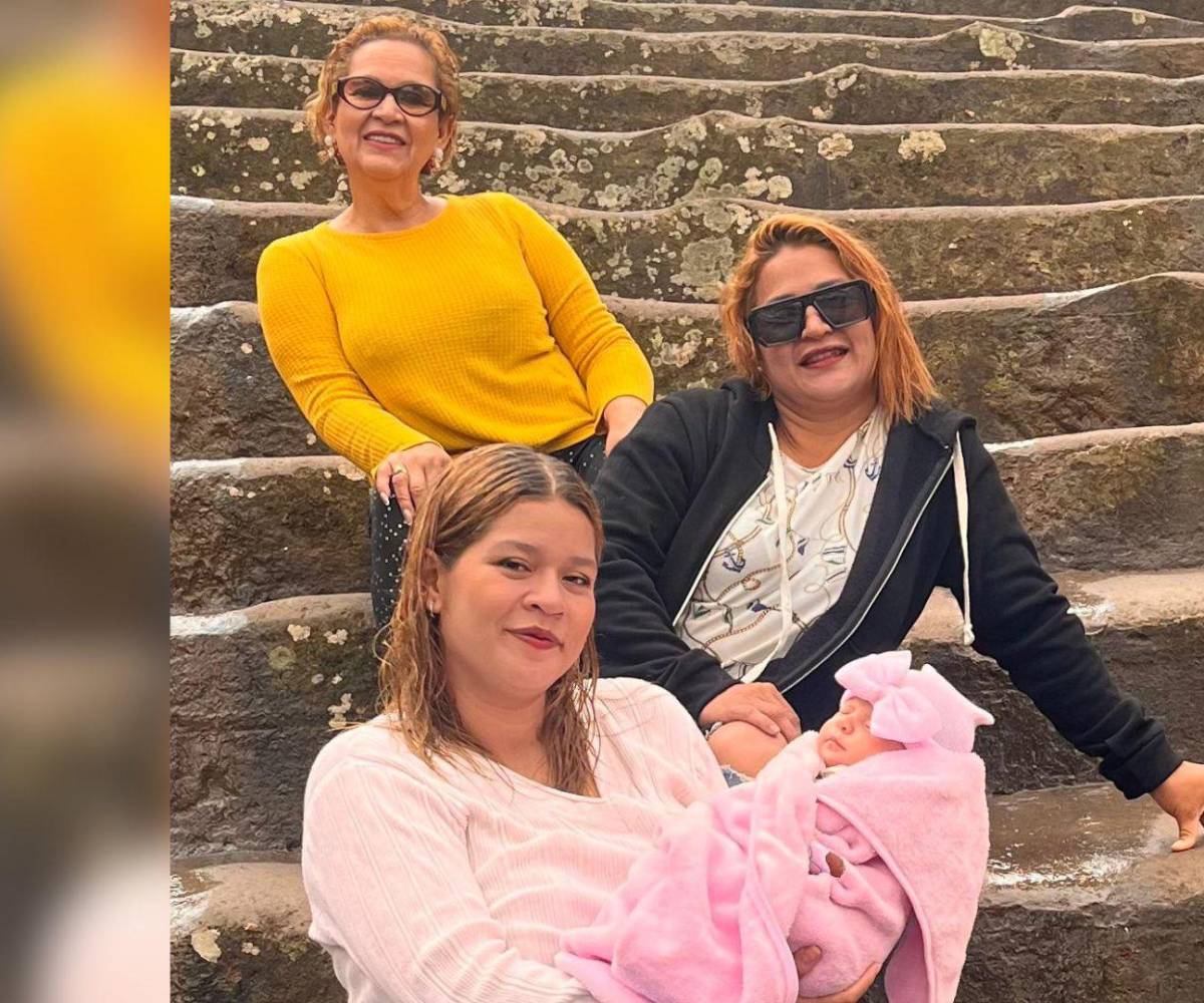 Zambrano junto a su hija (vestida de negro), su nieta y su bisnieta, ahora en España.