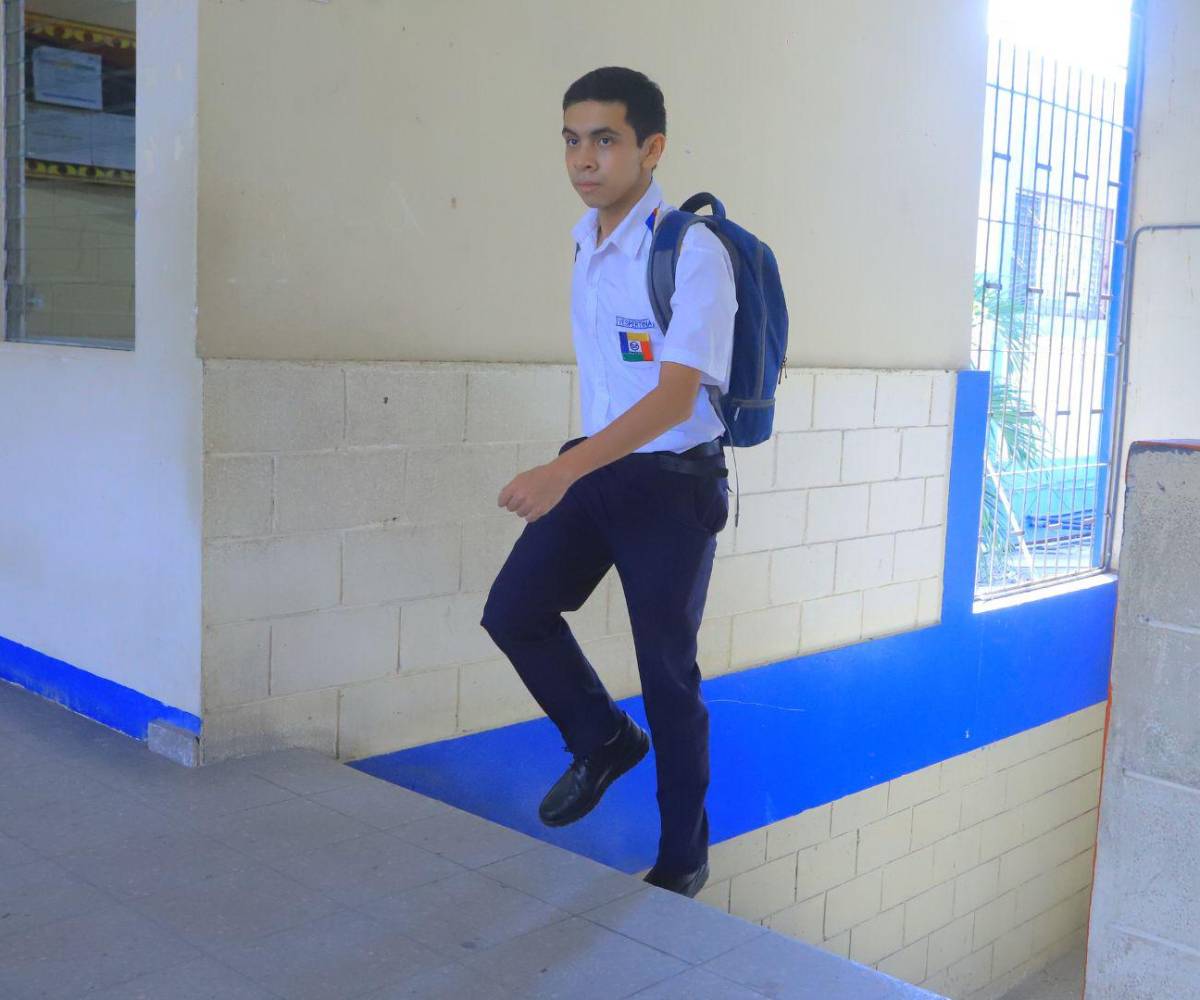 Subiendo las gradas, con muchos sueños e ilusiones, rumbo a su aula de clases. Esta es su rutina diaria durante las tardes.