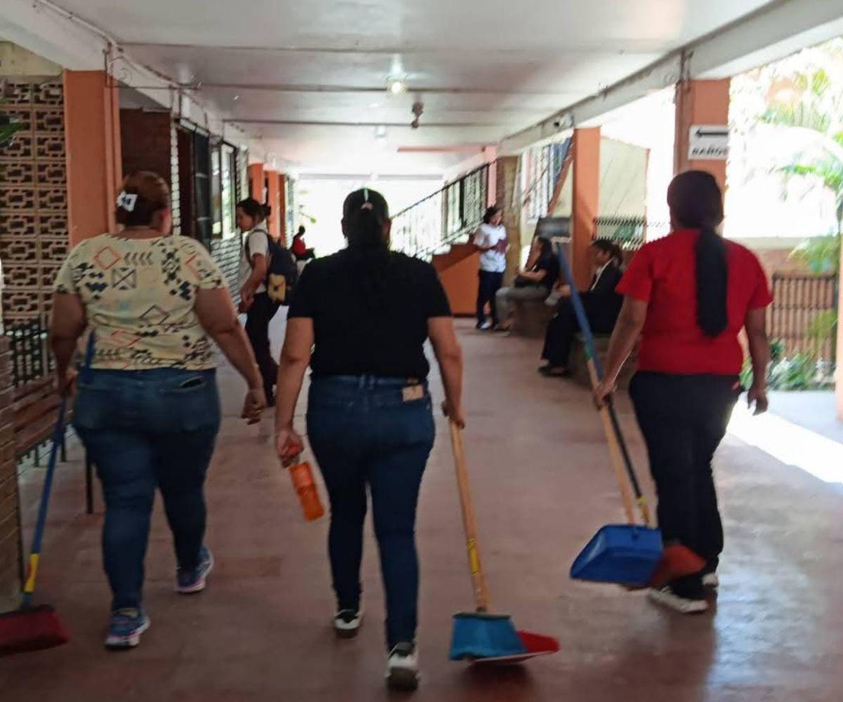 Elizaneth trabajaba de día como aseadora en las instalaciones educativas, mientras que de noches se formaba académicamente con el sueño de convertirse en profesional.