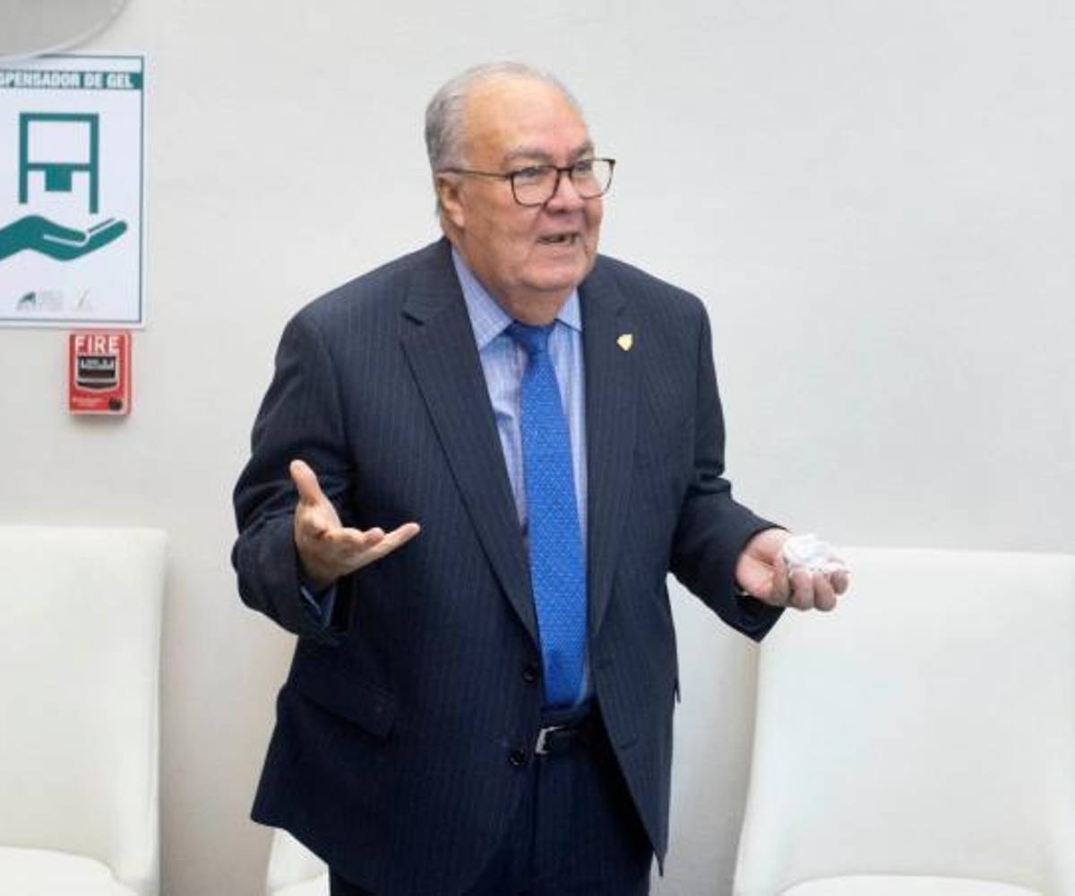 Se describe a sí mismo como “diplomático de carrera” que disfruta cada aspecto de su trabajo.